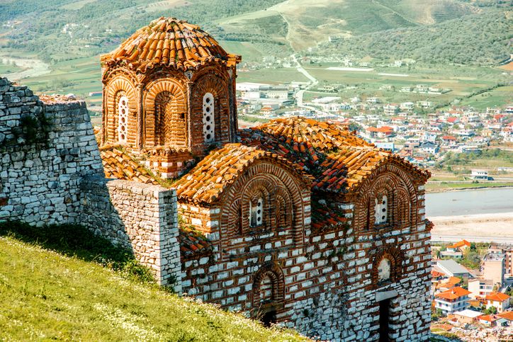 Berat es conocida como la ciudad de las mil ventanas.