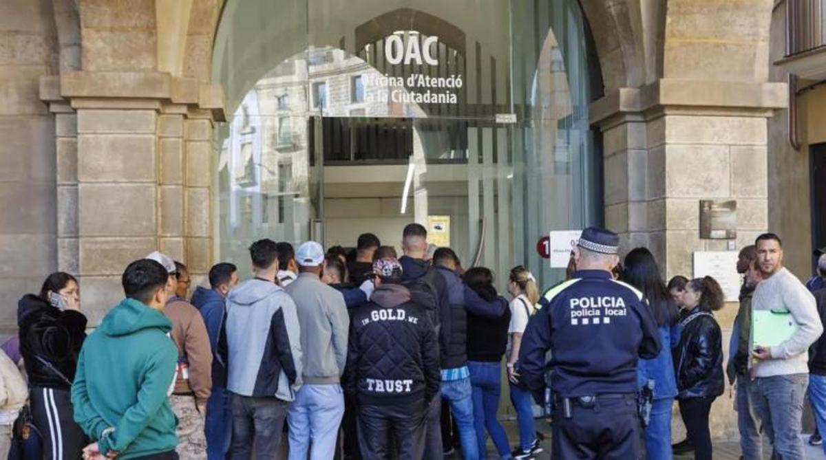 Colas ante el ayuntamiento de Manresa.