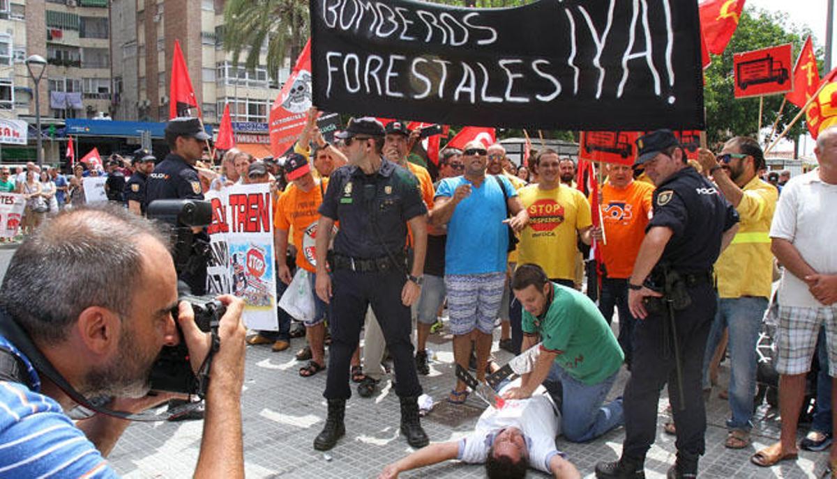 Una de las protestas en la estación El Perchel a la espera de Susana Díaz y Ana Pastor