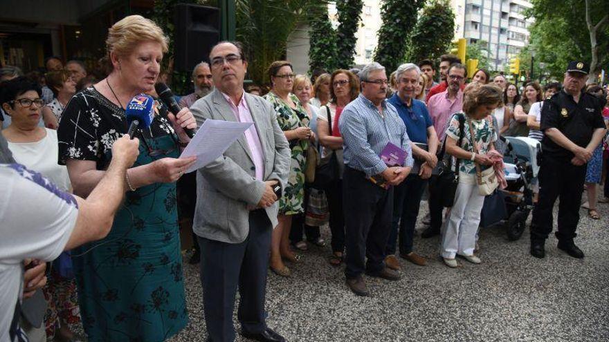 Concha Ferrer, presidenta del Colegio de Médicos de Zaragoza, lee un comunicado en una anterior acto de protesta, en marzo de 2020