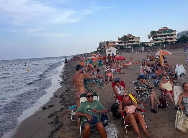 Las imágenes del chapuzón y eclipse en la playa de le Bovetes (Marines) de Dénia