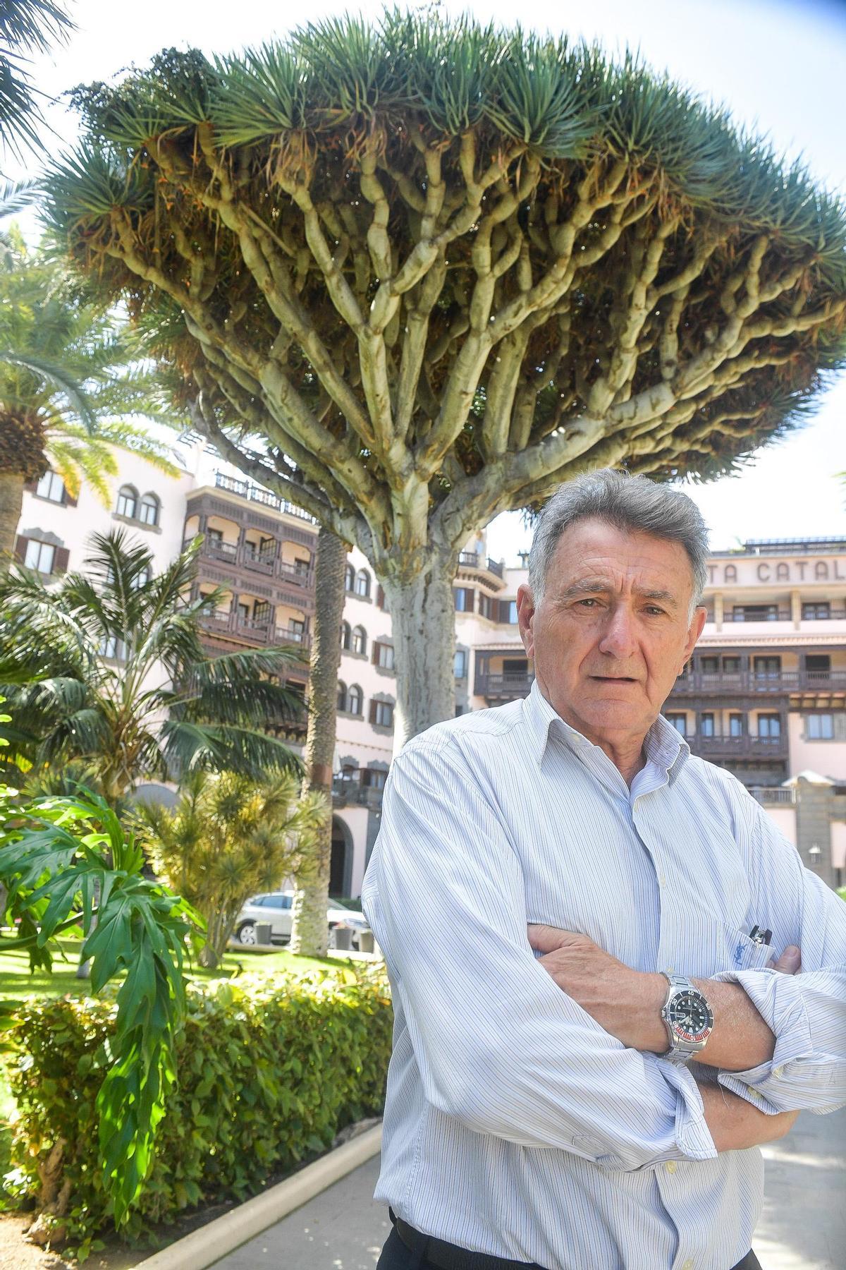 Rafael Molina Petit ante un drago.