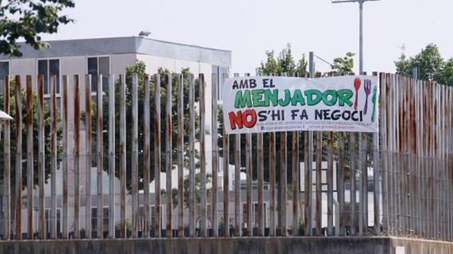 Pancarta reivindicativa, davant una escola de Girona.