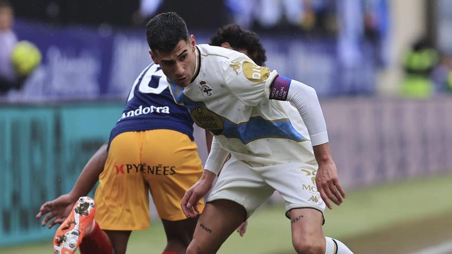 Diego Villares pelea una pelota con un jugador del Andorra. |  Fernando Fernández