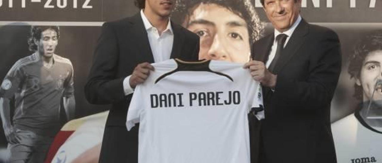 Parejo, con Manuel Llorente, cuando fichó en 2011.