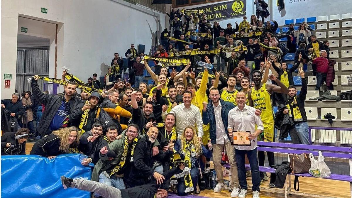 El CEB Llíria celebra un éxito con su afición.