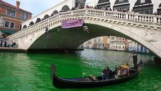 Activistas climáticos tiñen de verde los ríos de Roma y Milán y el gran canal de Venecia