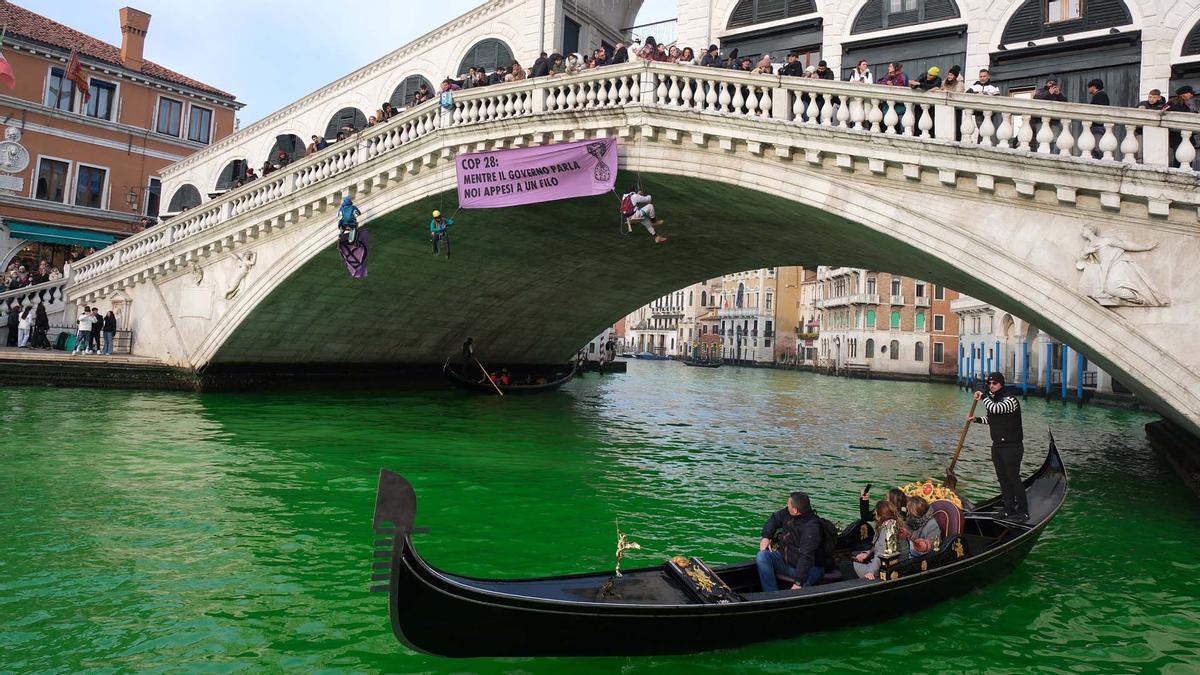 Protesta de activistas climáticos de la 'Rebelión de Extinción' en Venecia y tiñen de  verdes las aguas del Gran Canal