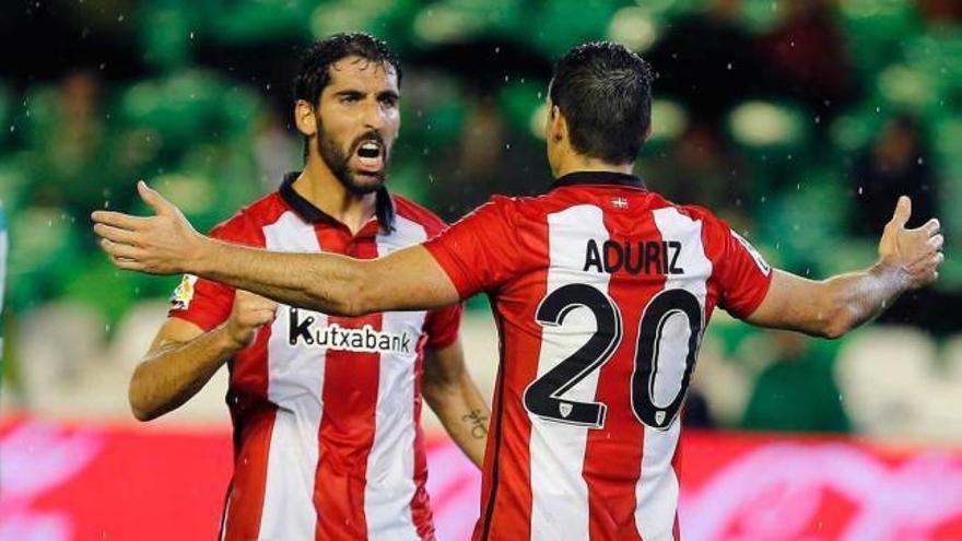 Raúl García y Adúriz celebran el tercer gol del Athletic.