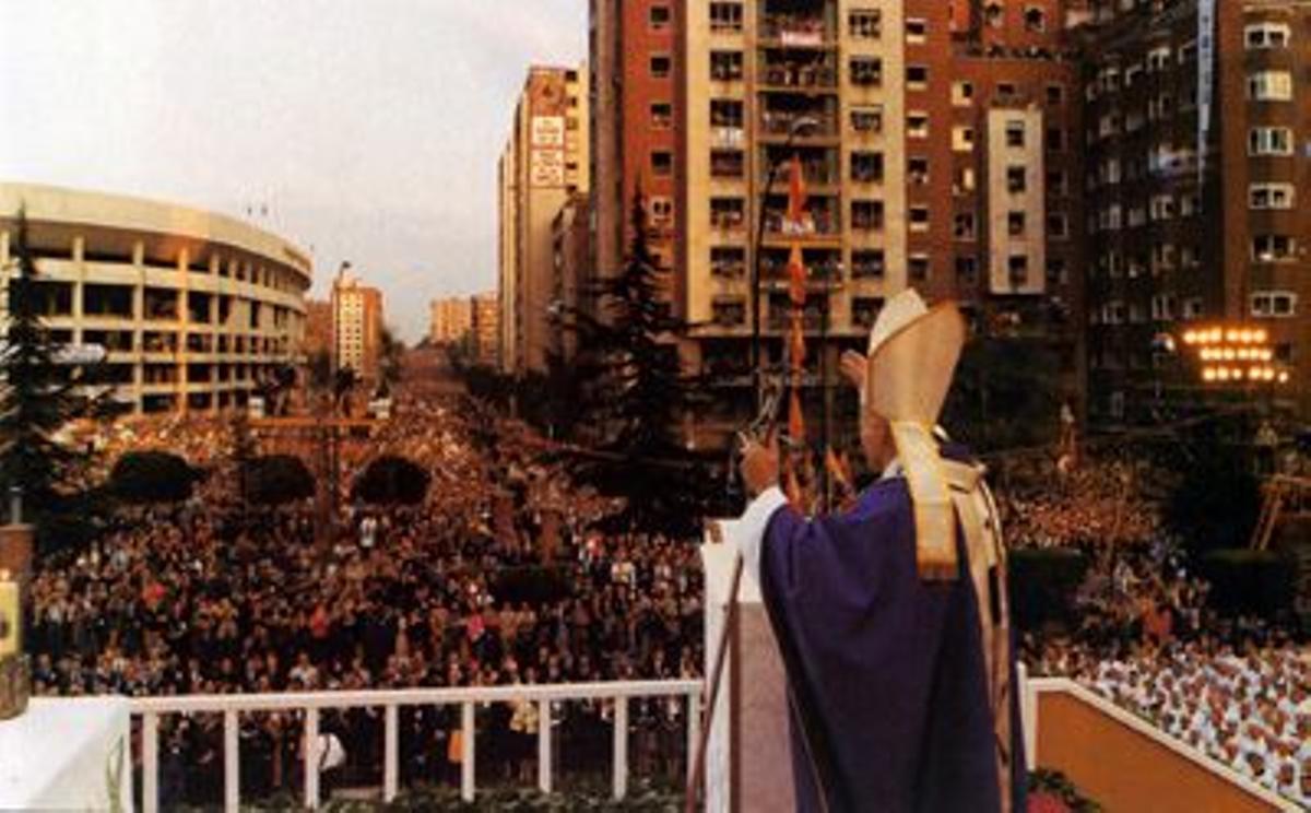 Juan Pablo II durante su primer viaje eclesiástico en Madrid celebró una "misa de las familias" en la Plaza de Lima en Madrid
