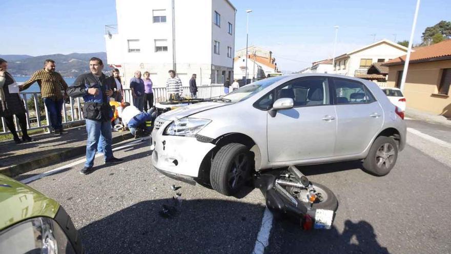 Colisión entre un turismo y una moto en Teis // RICARDO GROBAS