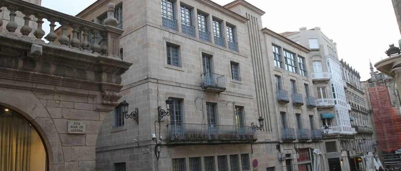 El antiguo edificio de la Policía Local, en la Plaza de San Martiño, es uno de los afectados. // Iñaki Osorio