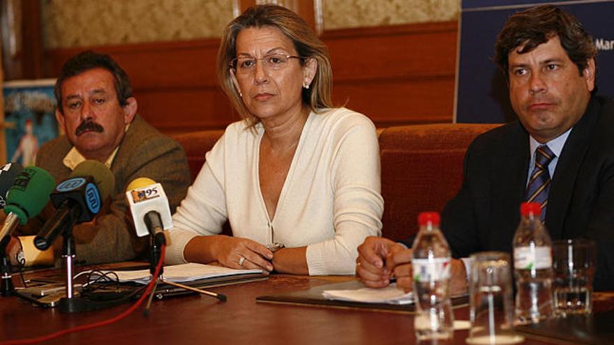 Iniciativa. Caracuel, ayer, entre el primer teniente de San Pedro y el concejal de Obras Públicas.
