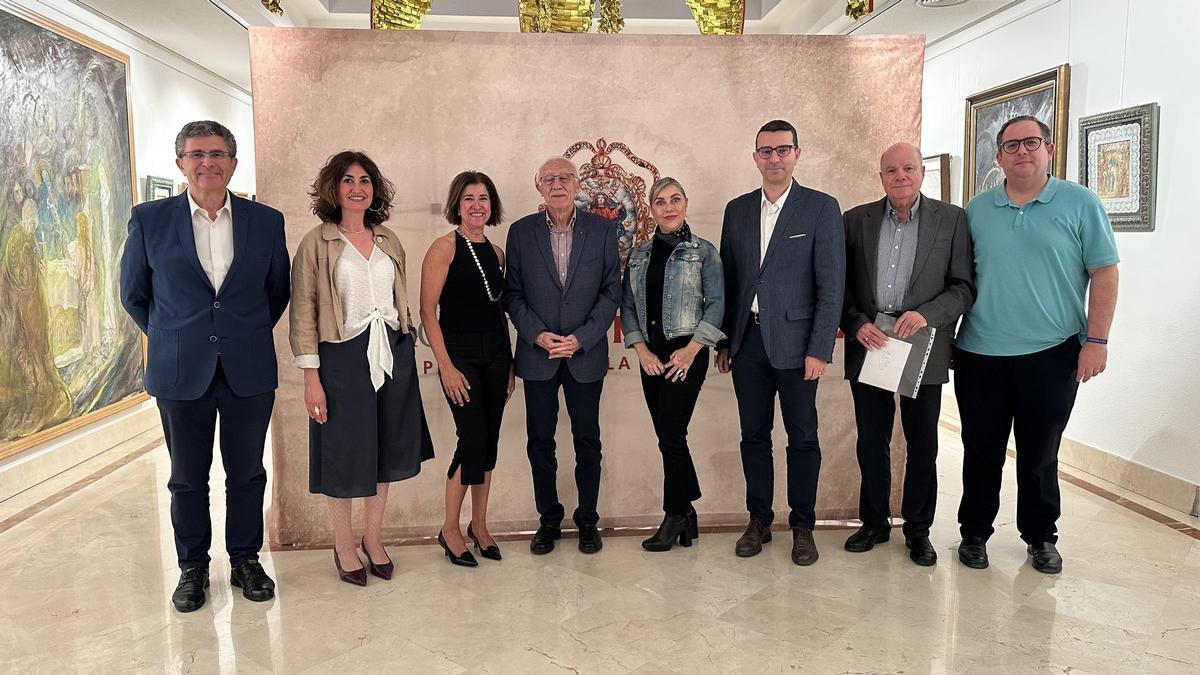 Foto de familia con los responsables del Misteri y las donantes