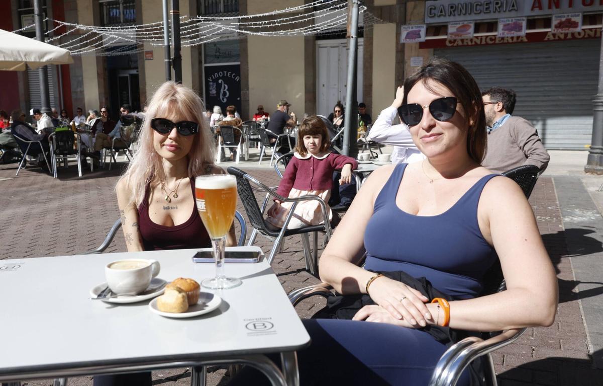 En imágenes: El sol llena las terrazas de Avilés tras el frío invierno.