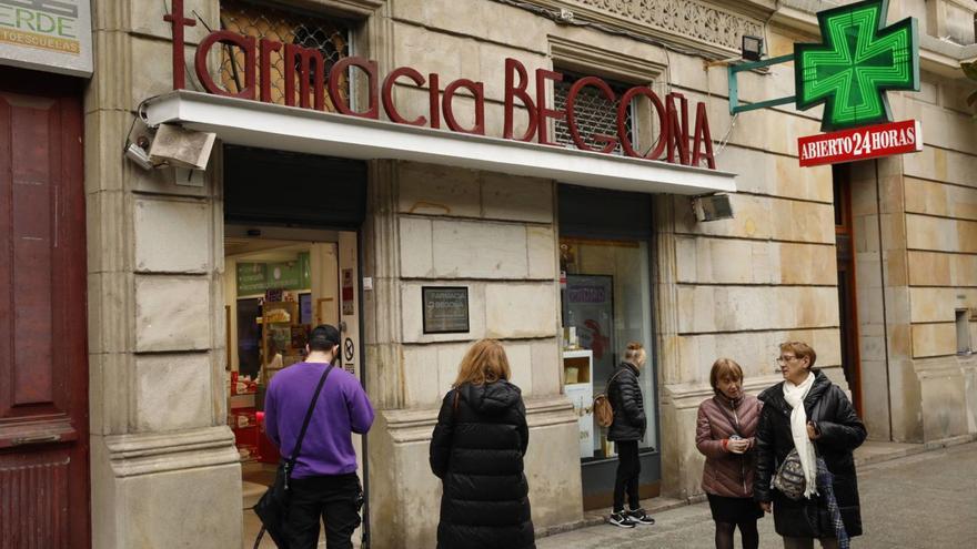 Clientes, ayer por la tarde, a la salida de una farmacia de guardia en el paseo de Begoña. | Ángel González