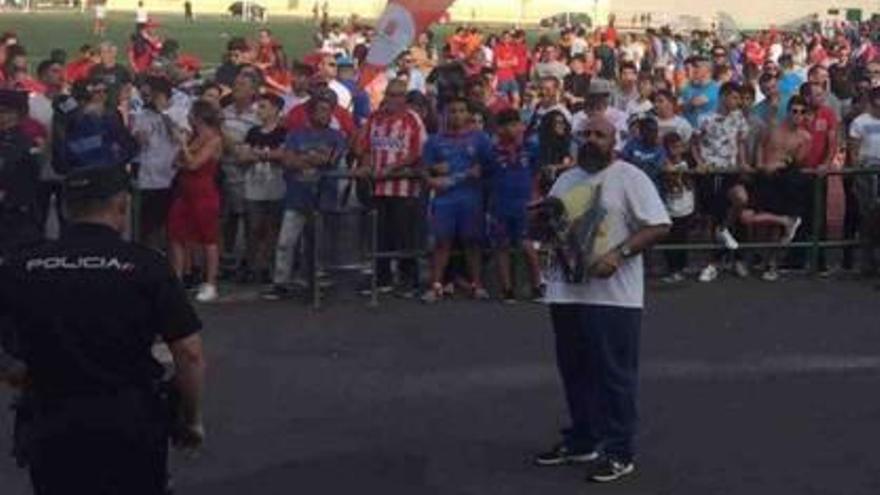 Celebración del triunfo y aficionados esperando al filial.