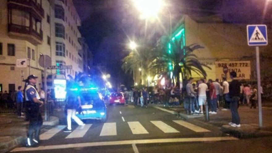 Un policía patrulla en la calle Franchy Roca, durante la pelea del pasado fin de semana. | la provincia / dlp