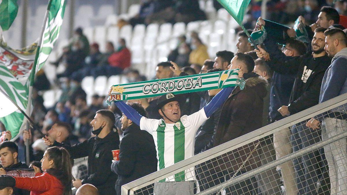 Un seguidor del Córdoba CF celebra la victoria ante el Mérida, el pasado sábado, en un El Arcángel que vuelve a ser un fortín.