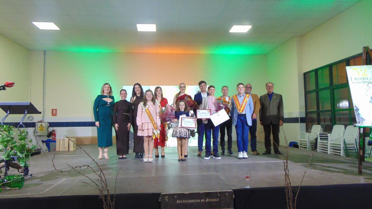 Los vendimiadores mayores elegidos, con el jurado.