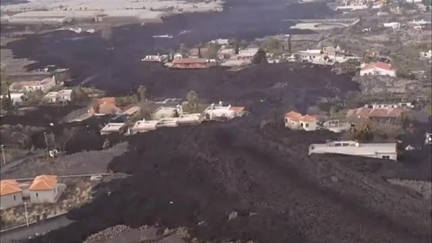 La lava arrasa sesenta viviendas en la zona del Hoyo de Todoque