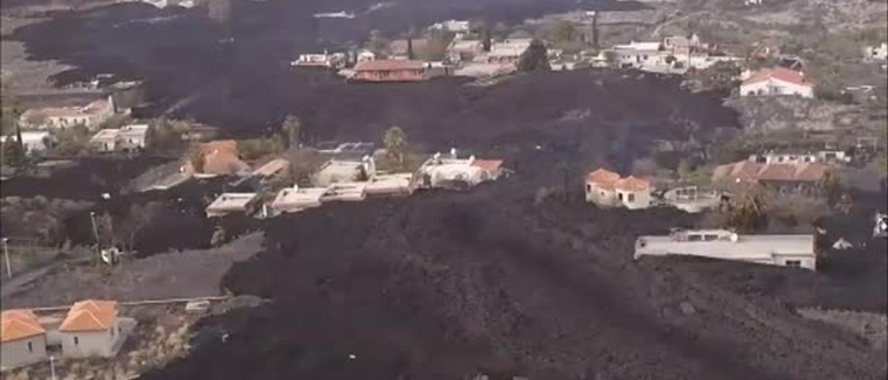 La lava arrasa sesenta viviendas en la zona del Hoyo de Todoque