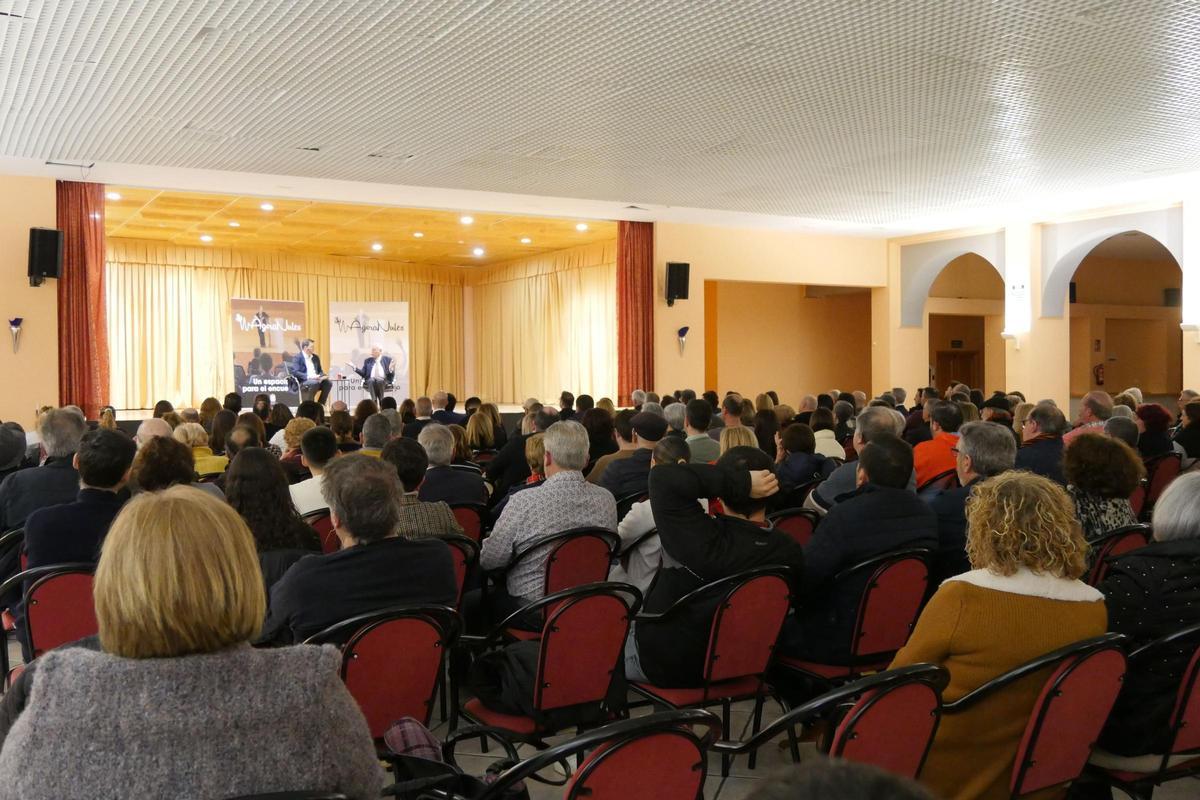 El Salón Multifuncional de Nules se ha llenado para escuchar la conferencia de García-Margallo.