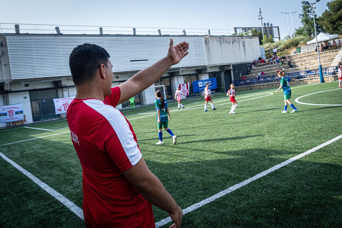 Las niñas gitanas lideran el cambio del fútbol femenino en La Mina