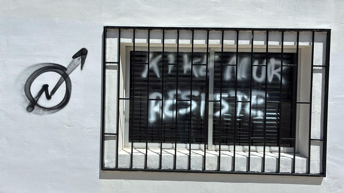 EN IMÁGENES | El plan para desokupar la antigua cárcel de Torrero desata una oleada de pintadas y amenazas en Zaragoza