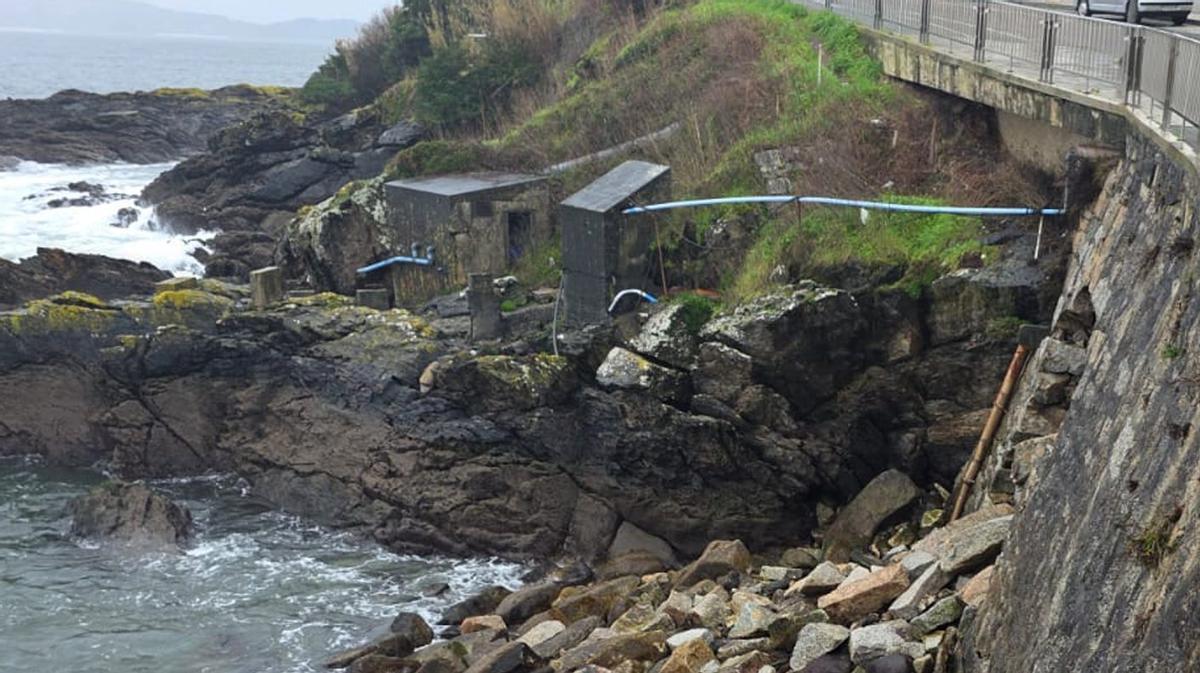 Casetas y tuberías que se eliminarán en la avenida de Pontevedra.