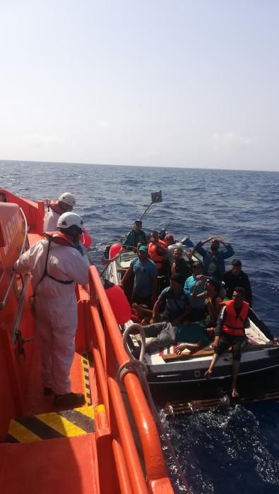 Interceptada otra patera a 50 millas de la costa de Alicante con 19 inmigrantes