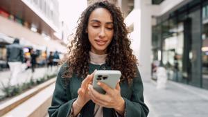 Què significa desbloquejar el mòbil cada poc temps, segons la psicologia
