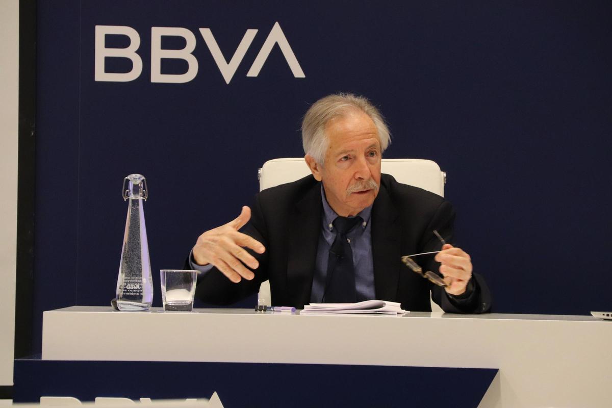 El catedràtic emèrit d'Economia Aplicada de la UAB, Josep Oliver, durant la presentació de l'Anuari Econòmic Comarcal del BBVA