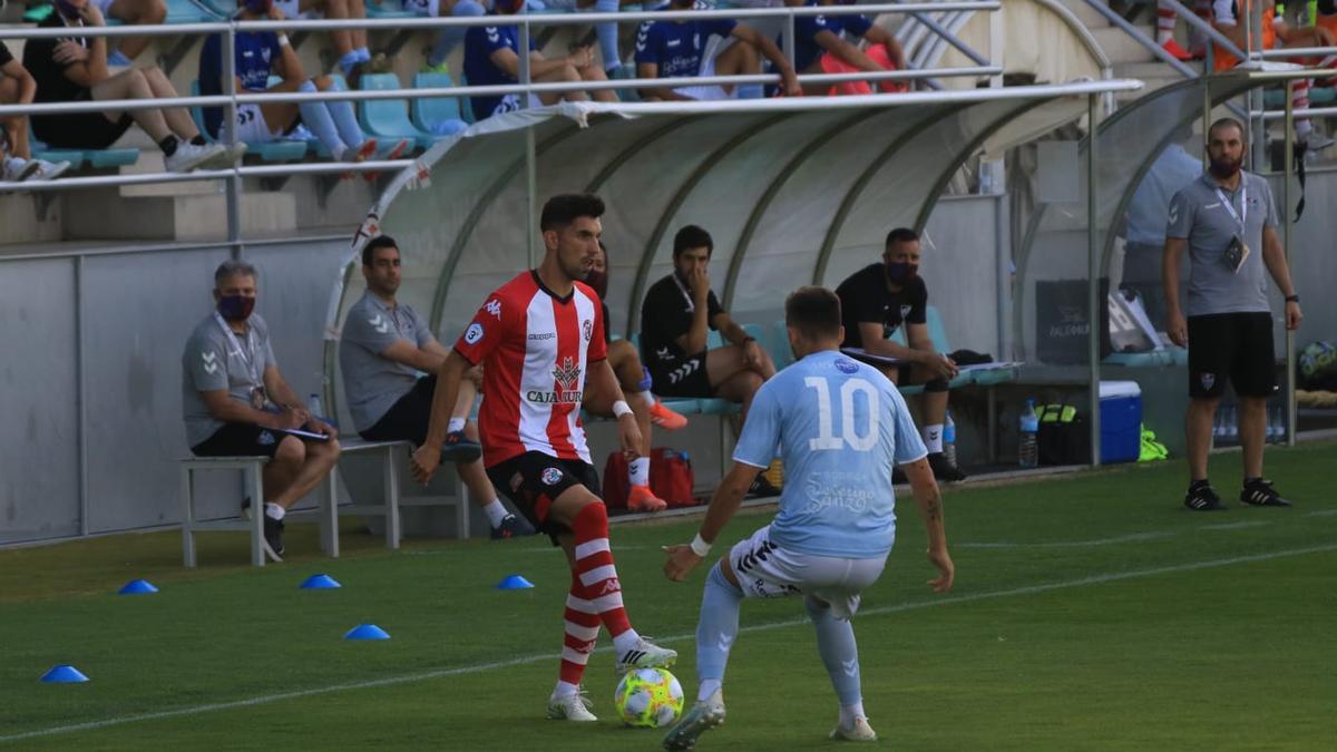 Carlos Ramos, con el balón frente al banquillo de la Segoviana.