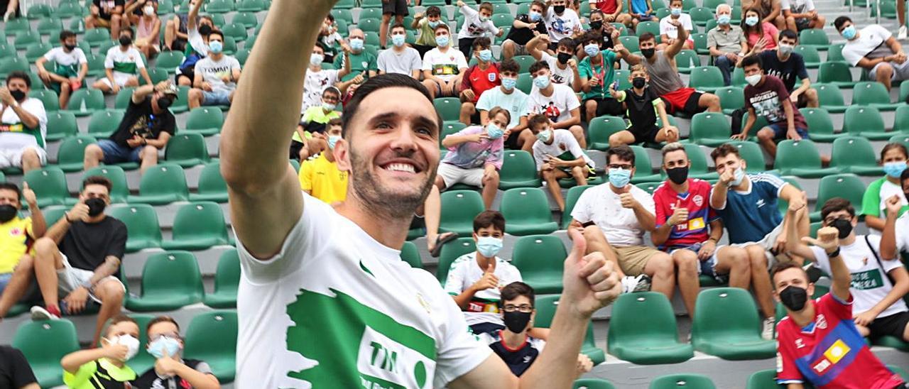 Lucas Pérez, uno de los más veteranos y que hoy cumple 33, se hace un «selfie» en su presentación. | ANTONIO AMORÓS