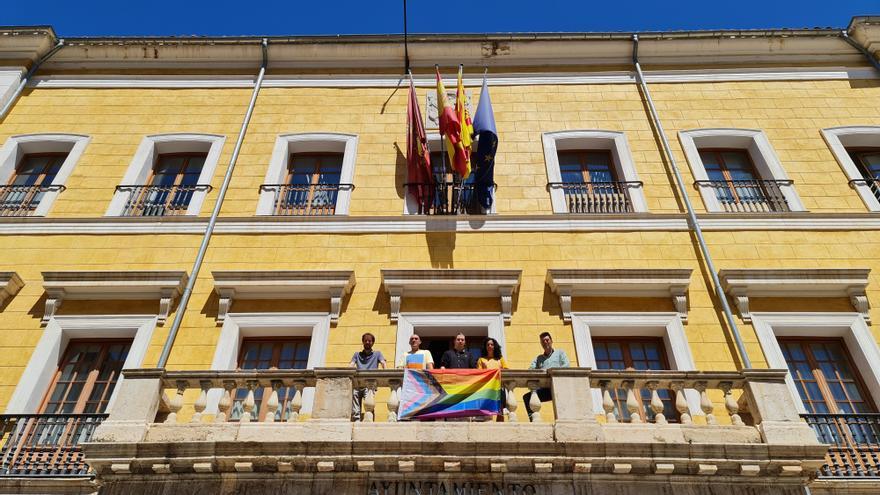 El ayuntamiento de Teruel coloca la bandera LGTBI para conmemorar la semana del Orgullo