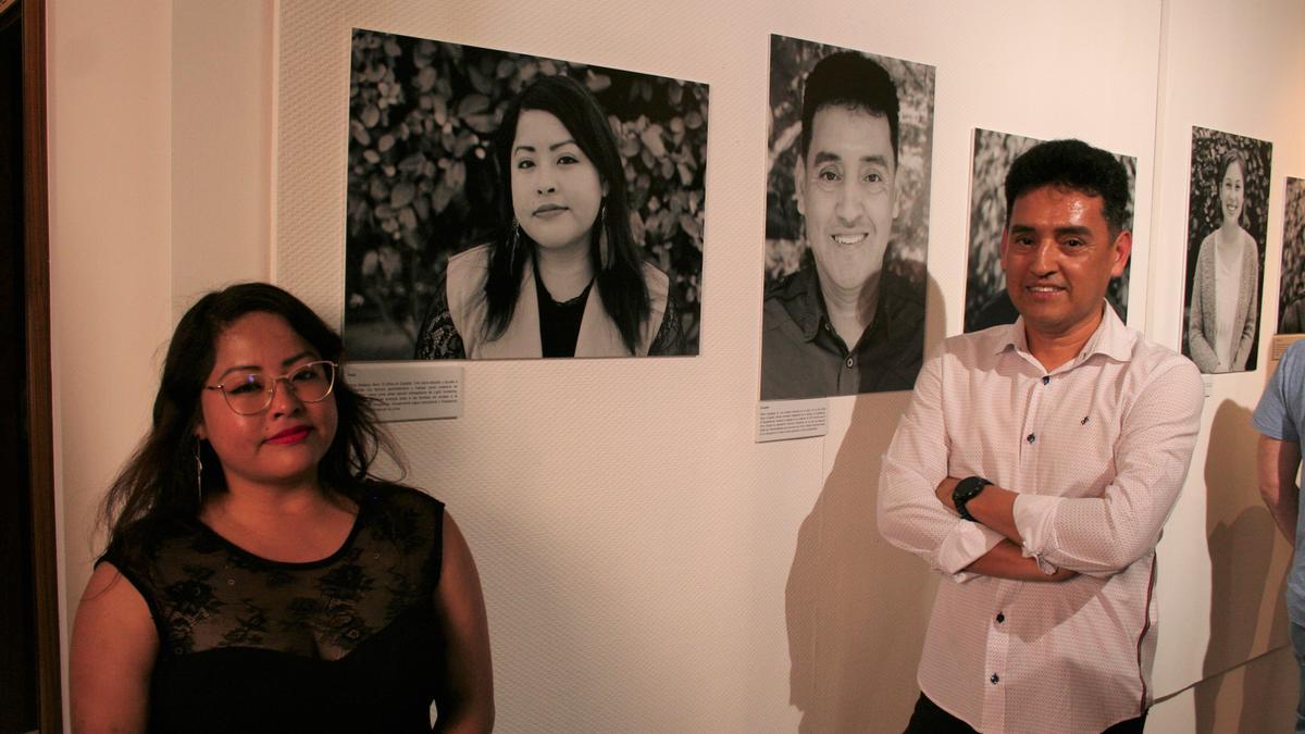 Keyla Rebeca, de Perú, y Mario Aguilar, de Ecuador, posaban junto a sus fotografías que forman parte de la exposición en el Centro Cultural Espín.