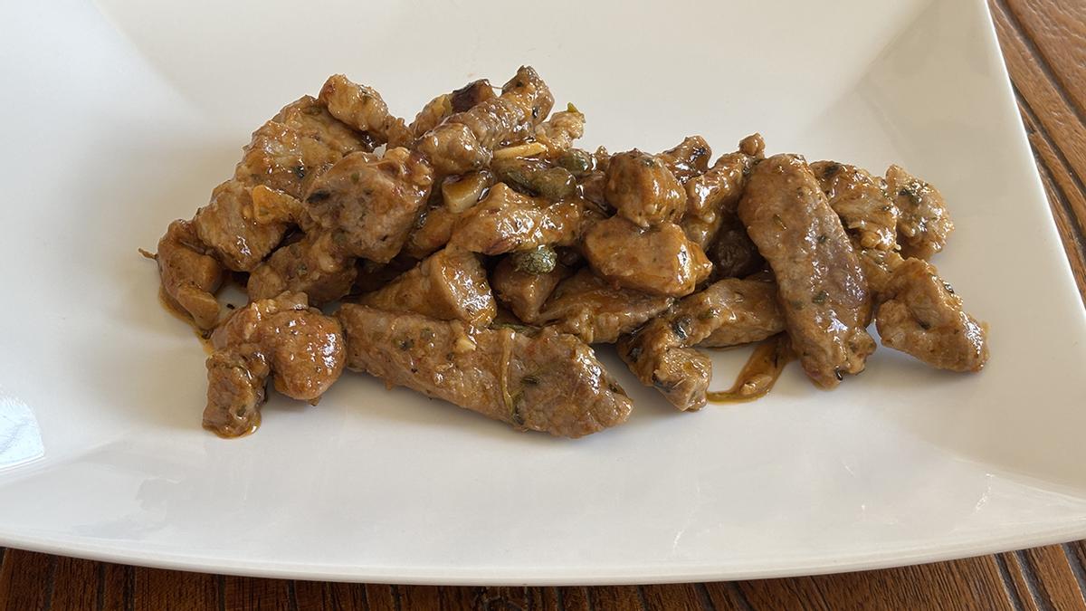 Foto final del cerdo con orégano al wok.