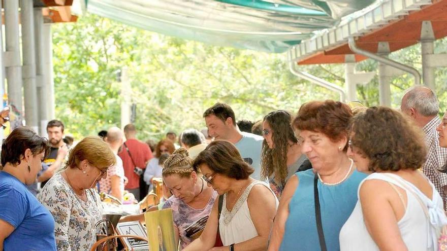 Ambiente el año pasado en el marcáu tradicional del Certamen del queso casín.