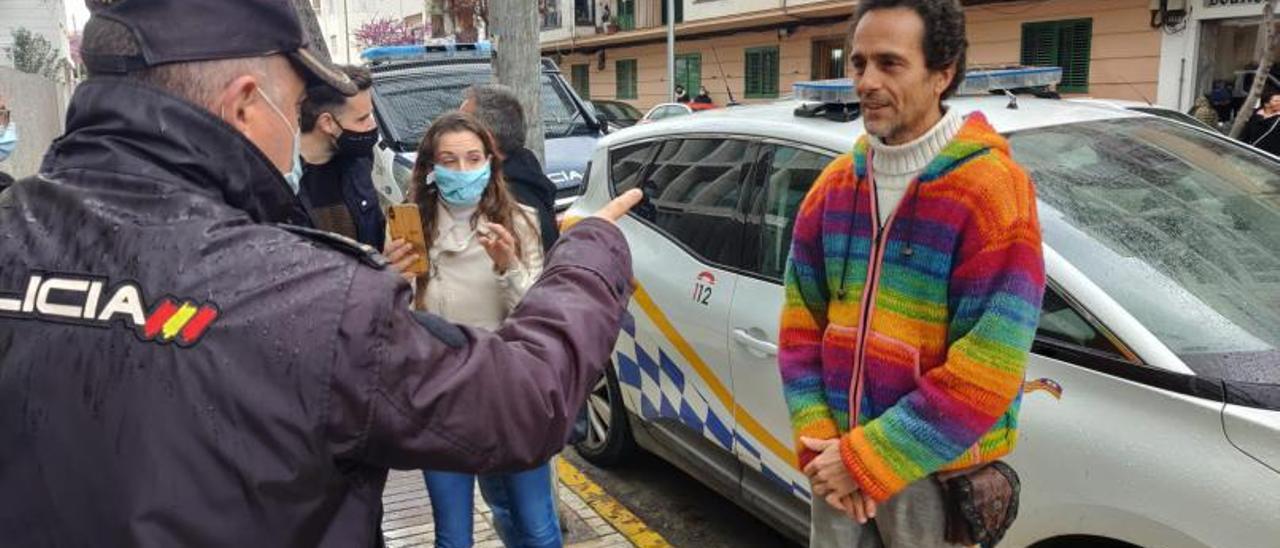 Un policía se dirige al médico durante una protesta. | R.J.PALOMO