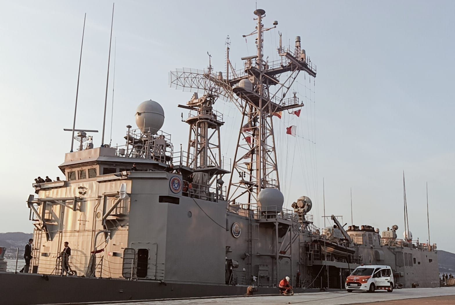 La Armada española desembarca en Vigo