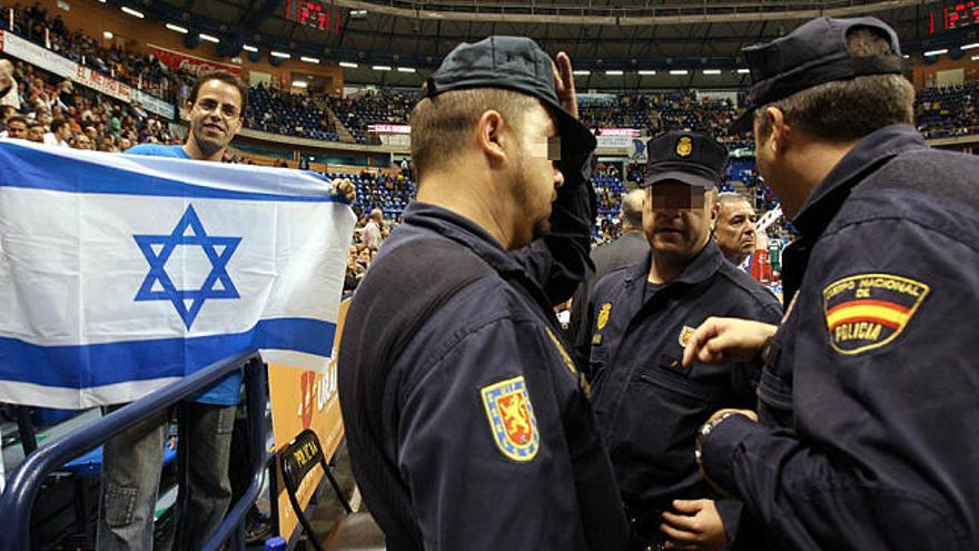 Conflicto. Un seguidor del Maccabi muestra una bandera en la última visita de los amarillos a Málaga.