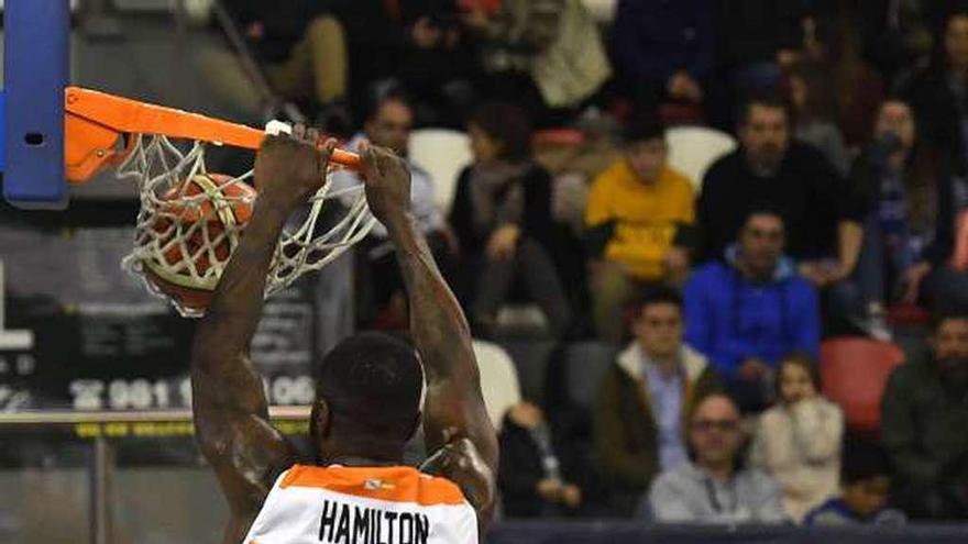 Hamilton machaca el aro en el partido contra el Marín en Riazor.