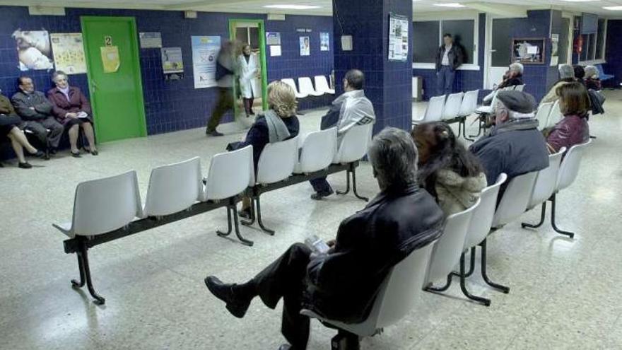 Pacientes en la sala de espera de un ambulatorio coruñés. / aguete