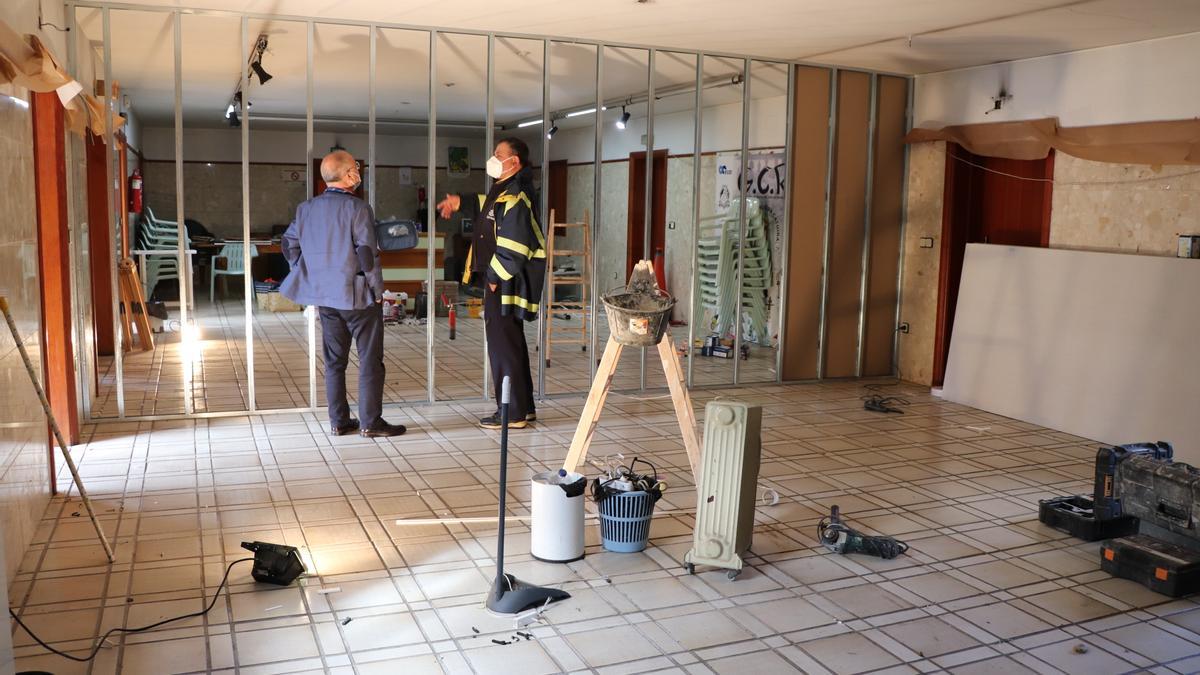 Alberto García visitó las obras de la oficina de Correos en mayo.