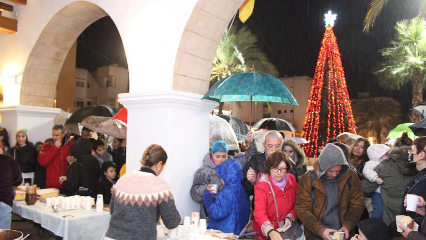 La lluvia interrumpe el encendido de Navidad en Santa Eulària