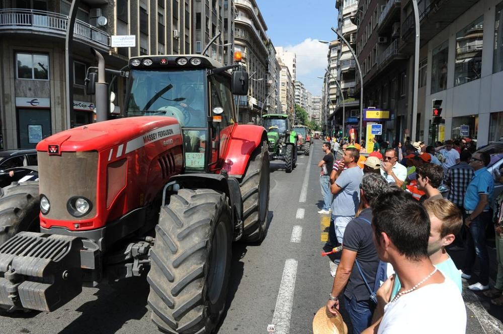 La Gran Vía de Murcia, paralizada por los agricultores