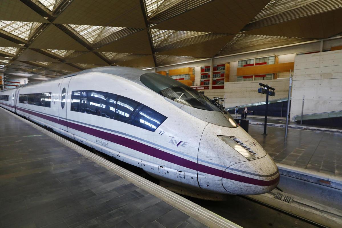 Un tren AVE de Renfe detenido junto al andén de la estación de Delicias de Zaragoza
