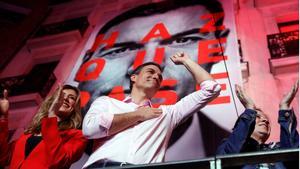 Pedro Sánchez celebrando la victoria electoral ante sus militantes y seguidores.