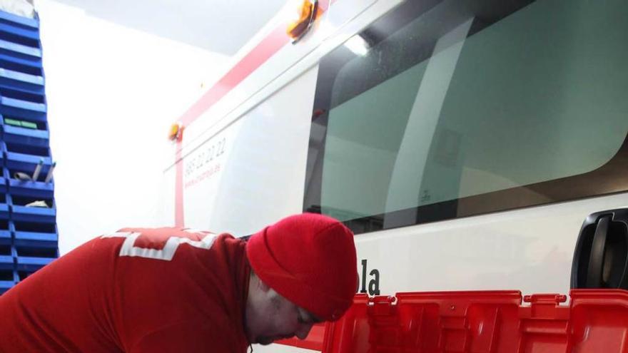 Jorge Hernández, de Cruz Roja, preparando material el pasado año.